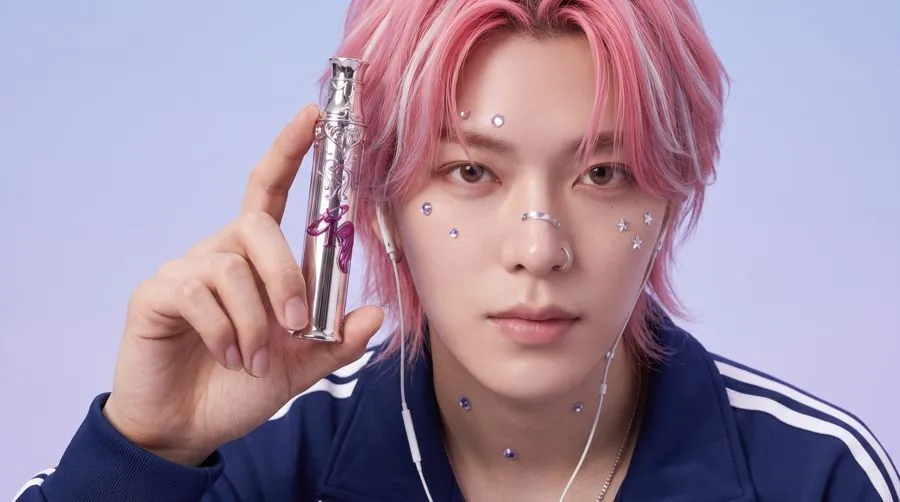 man applying TENYOKU brow gel