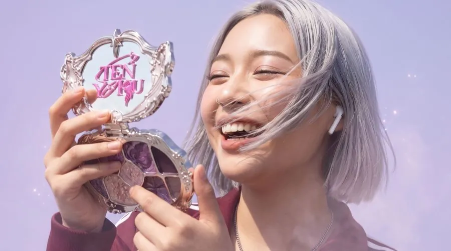 woman holding open TENYOKU eyeshadow palette