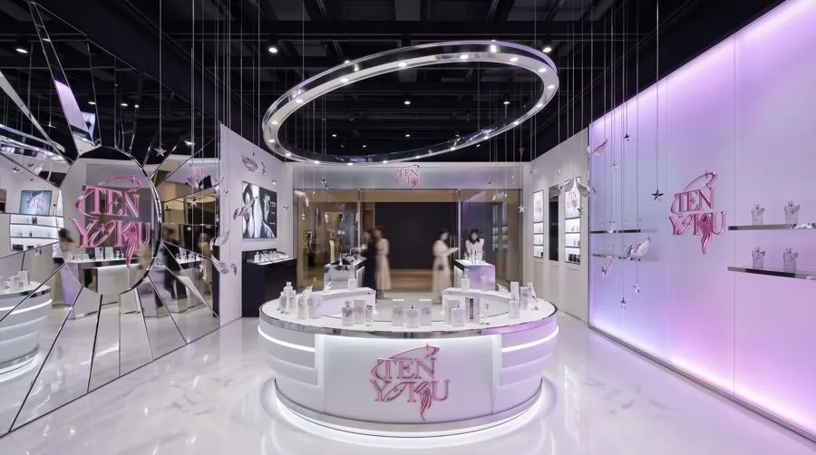 TENYOKU pop-up store interior with mirrored portal