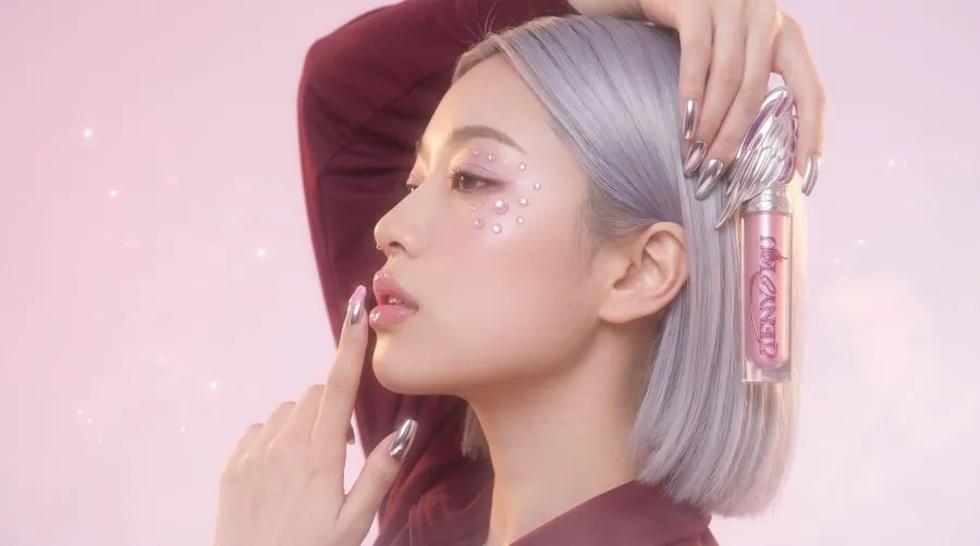 woman applying TENYOKU lip gloss